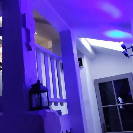 Studio DUPLEX 27m2, Lit double, Calme et Cosy, NETFLIX , WIFI, Parking, Hypercentre a 400m, arrivée tardive possible avec boite à clés Albertville Extérieur photo